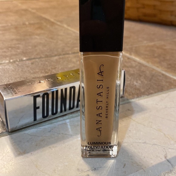 Anastasia Beverly Hills Luminous Foundation in 370W - Picture 3 of 5